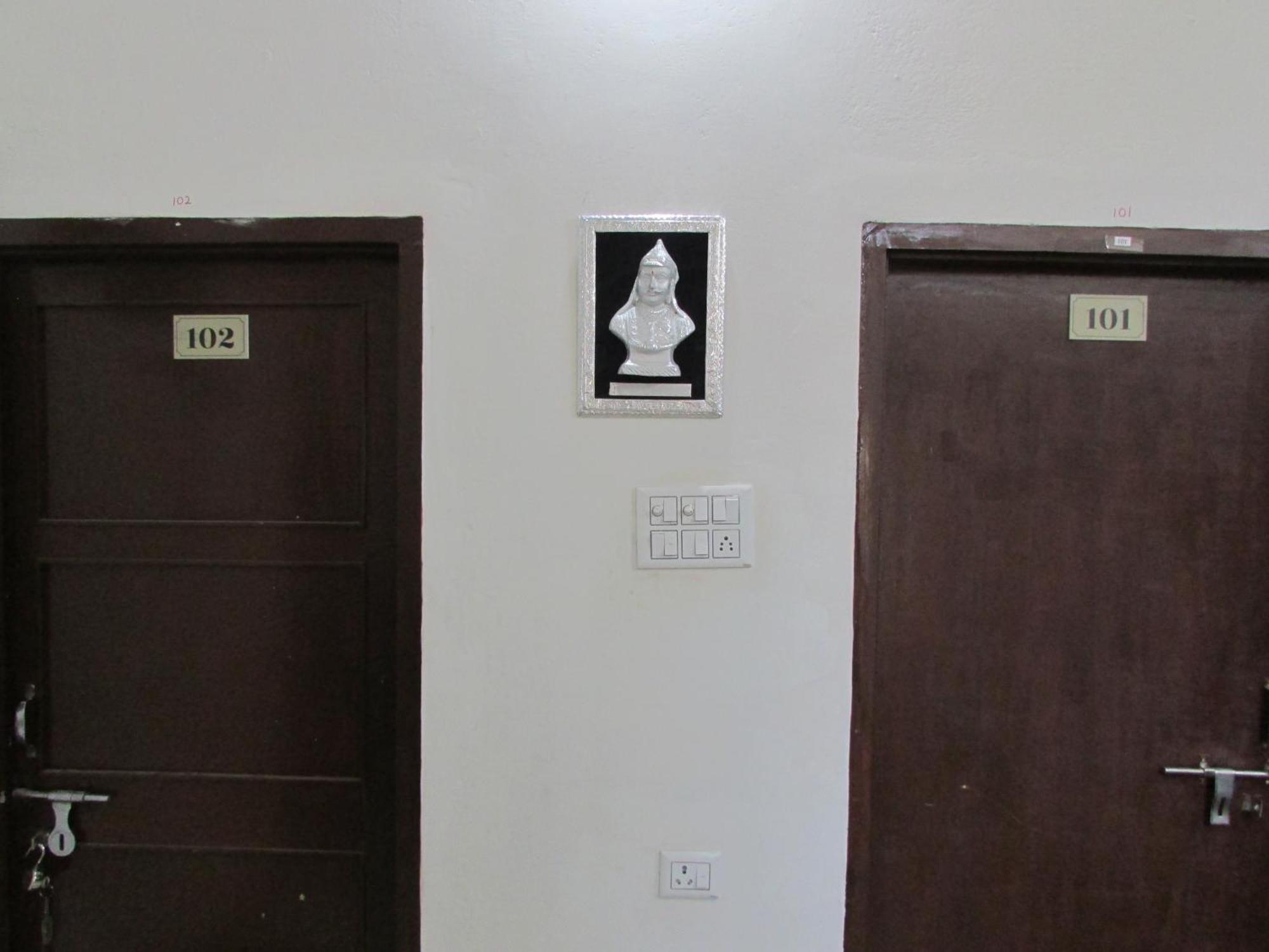 Ashish Guest House, Goverdhan Vilas อุเดเปอร์ ภายนอก รูปภาพ
